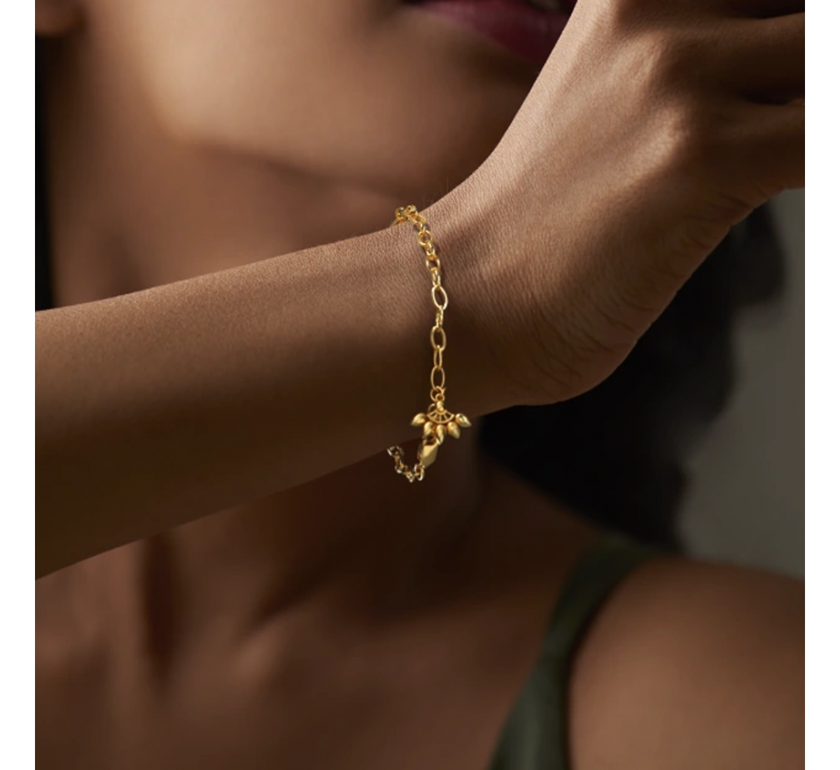 Esirous Charm Gold Bracelet